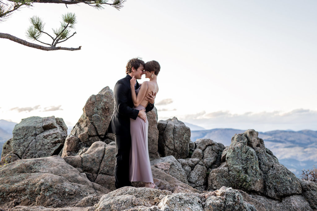 encourage couple to stay close during the photo session