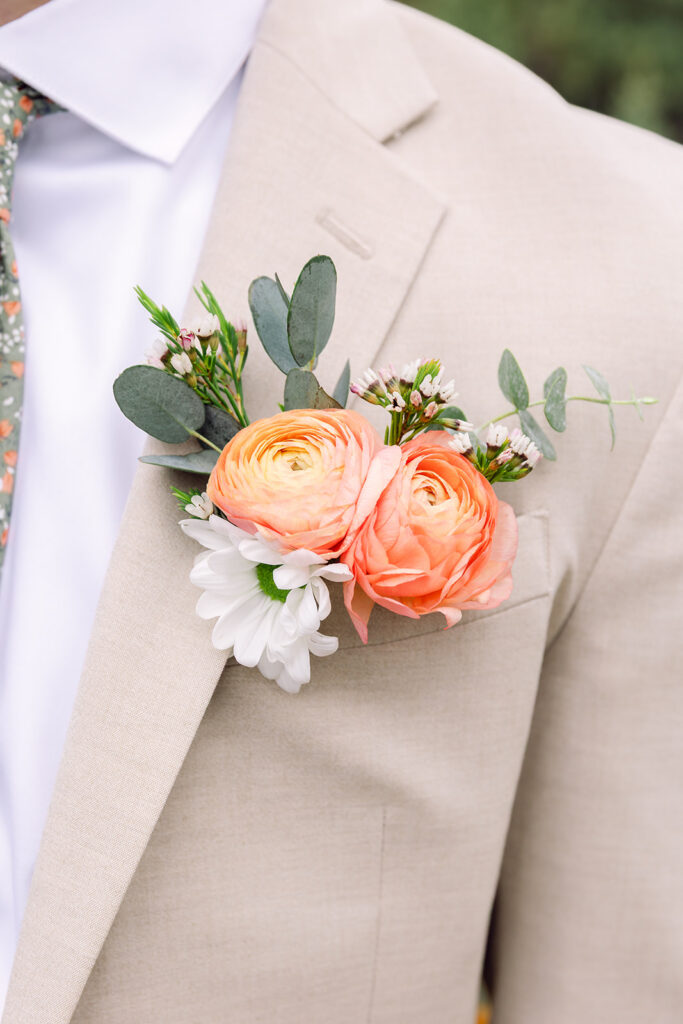 Details of the groom's boutonniere
