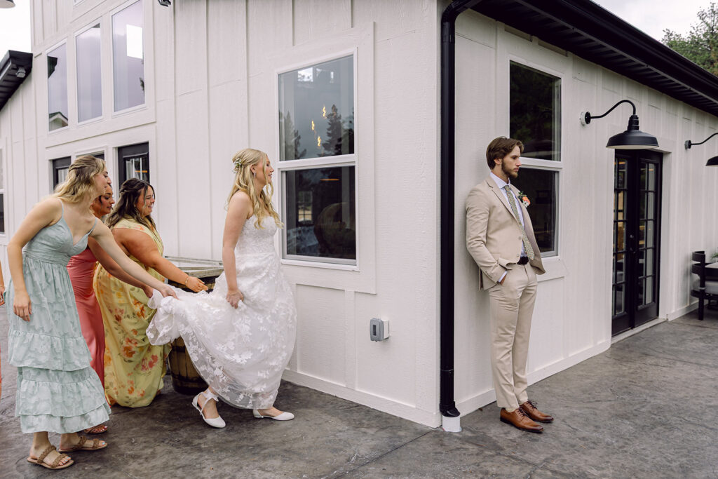 Bride arrive for the first touch with the groom hiding behind a corner