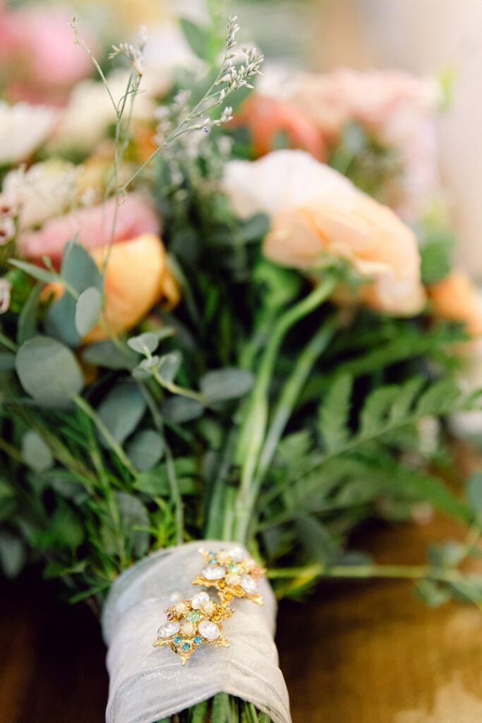 Detail of the grandma medal to the bride's bouquet 