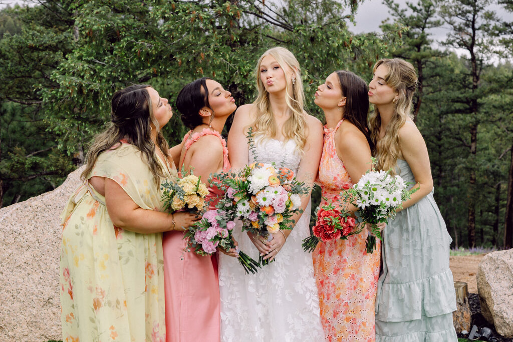 Group photo of the bride with her bridesmaids blowing kisses