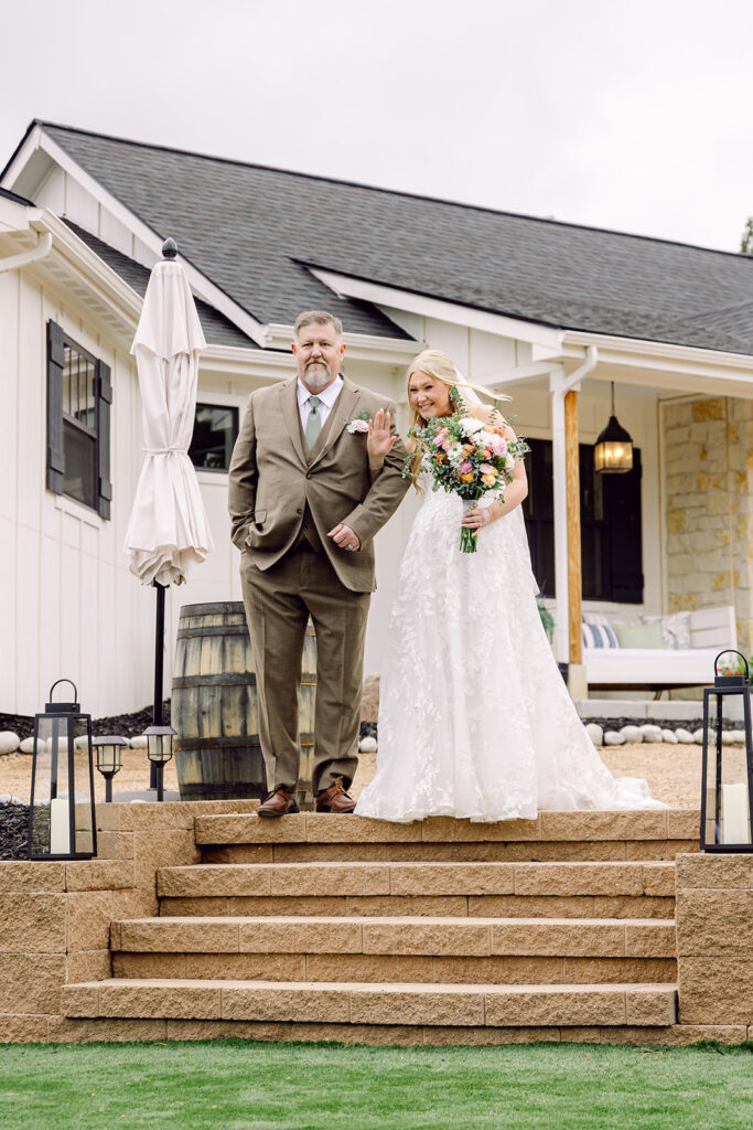 Bride happy wave to the guests during her entrance